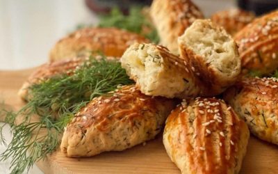 Çay Saatlerinin Vazgeçilmezi: Dereotlu Peynirli Poğaça Nasıl Yapılır?