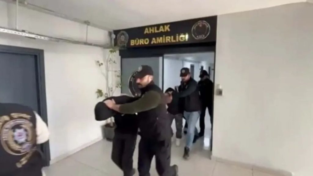 İzmir'de Fuhuş Operasyonu 19 Kadın Kurtarıldı, 4 Tutuklama (1) - Yazar Kadın