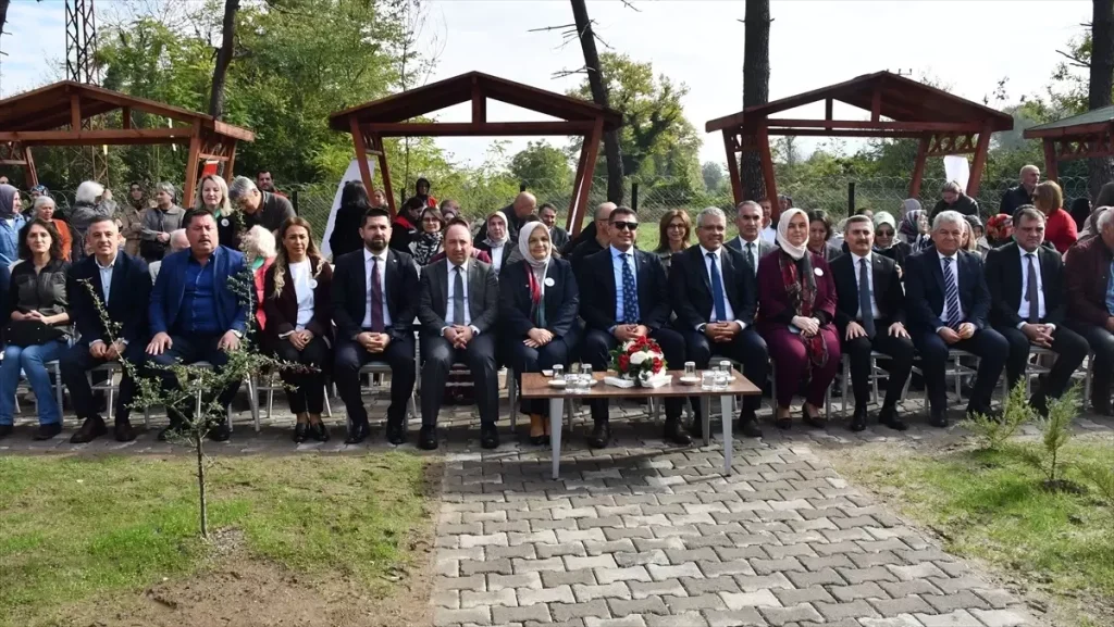 Duzce De Atil Durumdaki Koy Okulu Ureten 19143044 Amp - Yazar Kadın