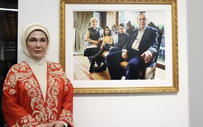 Emine Erdoğan, Vakıfbank Sanat Galerisi açılışında yer aldı.