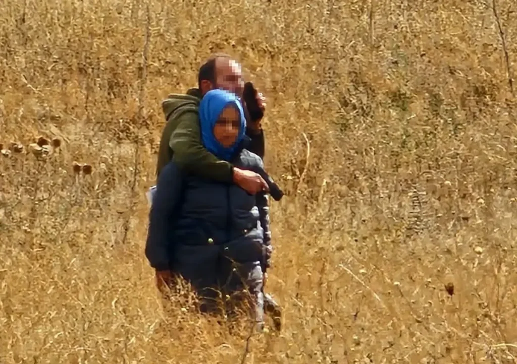 Eski Esi Tarafindan Rehin Alinan Kadin Oluyor 19138000 Amp - Yazar Kadın