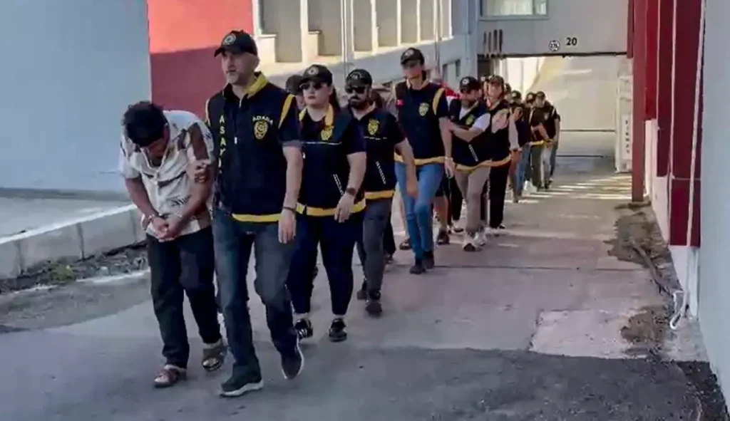 Fuhus Sebekesi Cokertildi 14 Supheli Tutuklan 19119557 Amp - Yazar Kadın