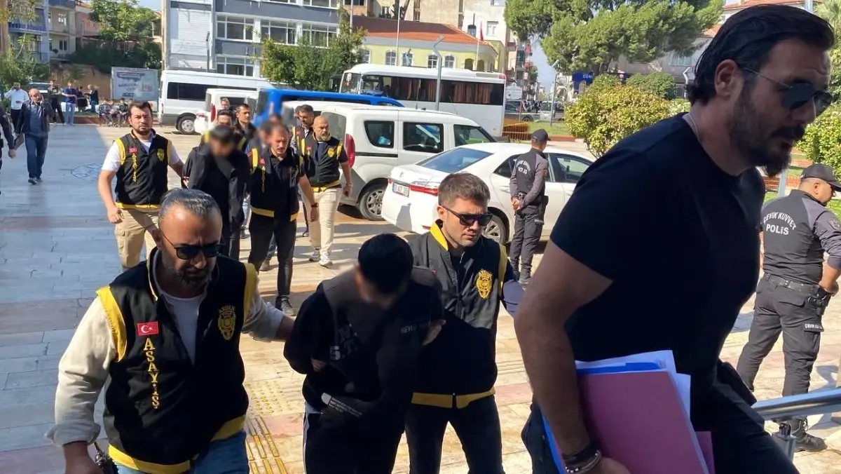 Genc Kiz Arkadasinin Abisi Ve Kuzenleri Taraf 19153673 Amp - Yazar Kadın