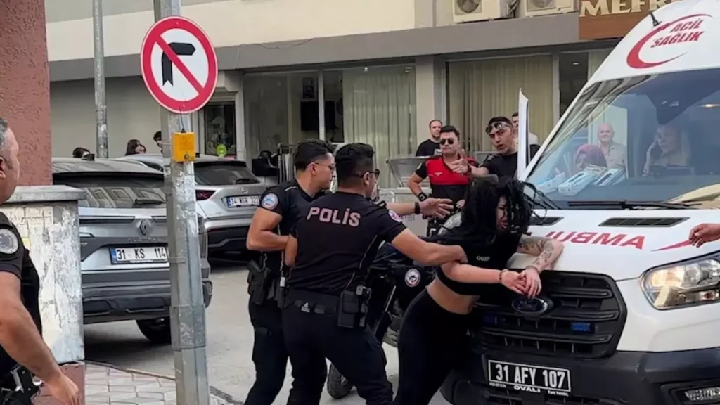 Hatay Da Kavga Eden Kadinlari Polis Guclukle 19159789 Amp - Yazar Kadın