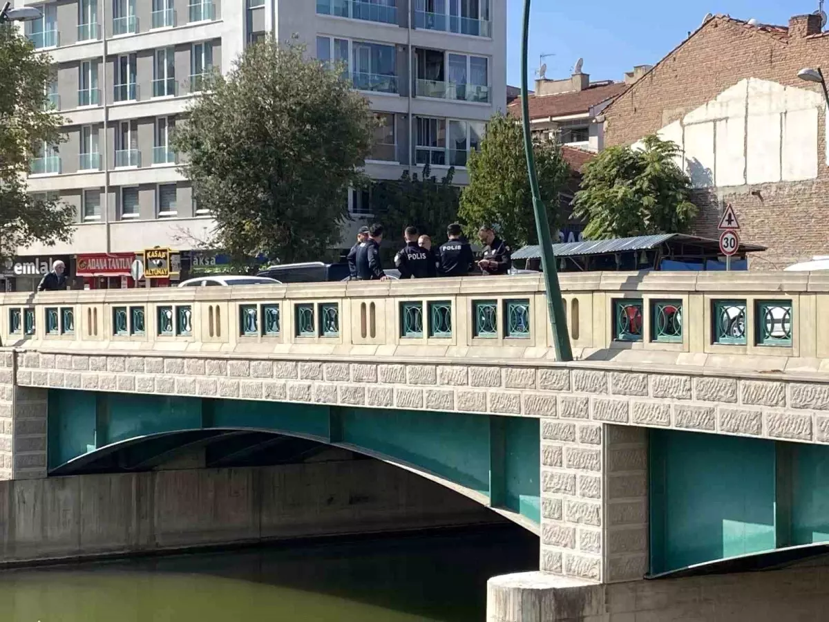 Kiz Arkadasi Gelince Intihardan Vazgecti 19120086 Amp - Yazar Kadın