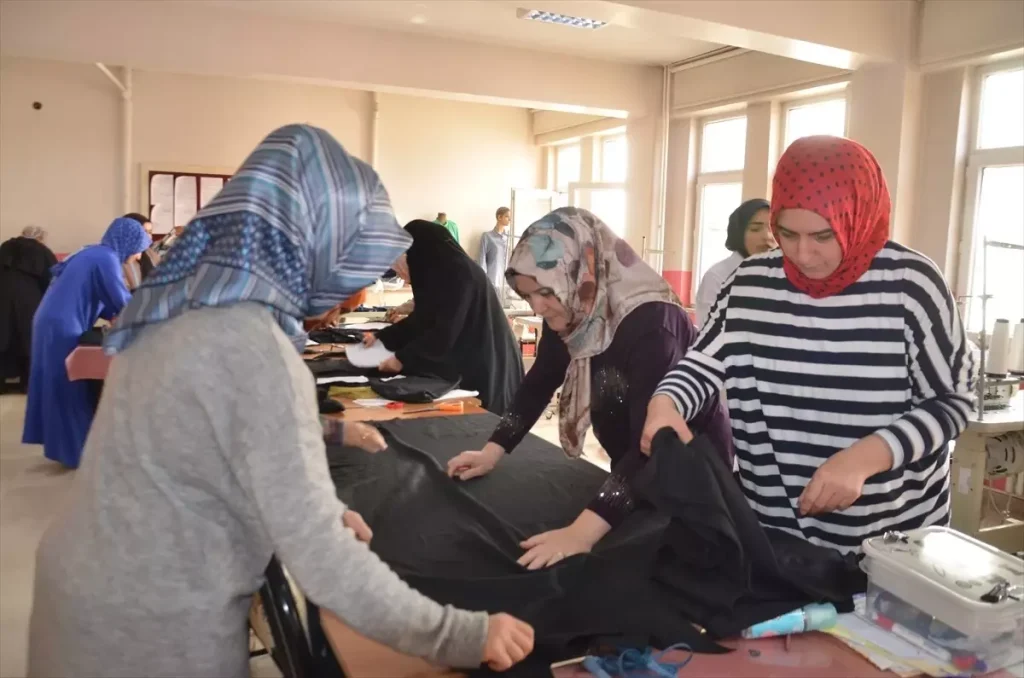 Mus Ta Kadin Kursiyerler Cocuklar Icin Hirka 19181241 Amp - Yazar Kadın