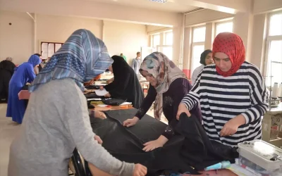 Muş’ta Kadınlar, ‘Çocuklar Üşümesin’ Projesi İçin Hırka Örüyor