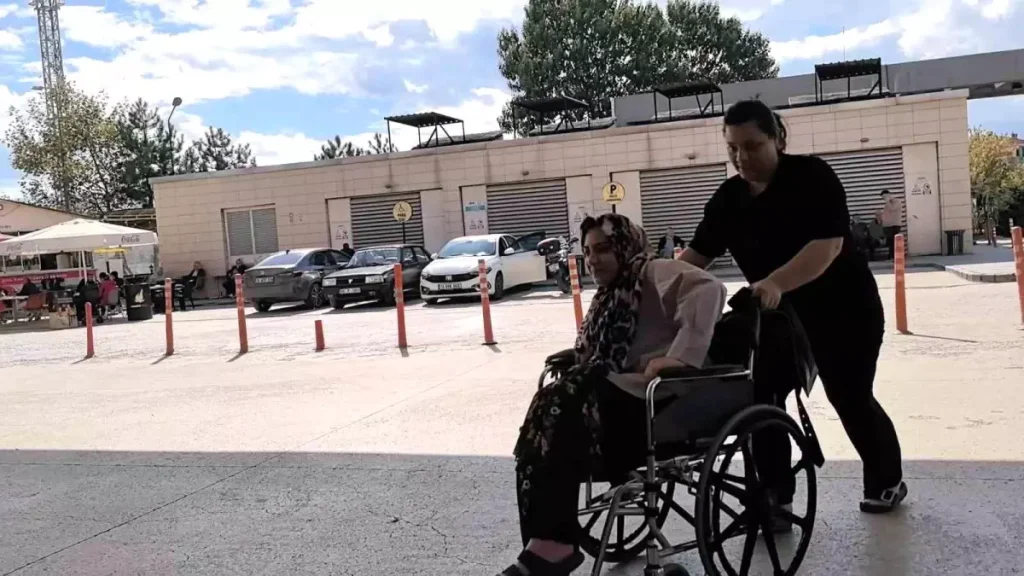 Piknik Yaparken Yilan Isirdi Hastaneye Kaldir 19121778 Amp - Yazar Kadın