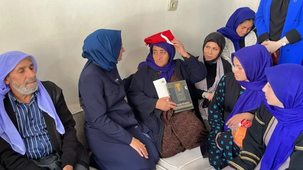 Turk Bayragini Opup Basinin Ustune Koyan Sehi 19174270 Amp - Yazar Kadın
