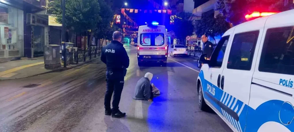 Yasli Kadina Otomobille Carpip Olay Yerinden 19166756 Amp - Yazar Kadın