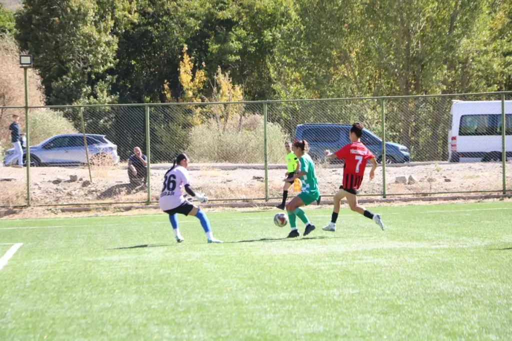 Yuksekova Spor Kadin Futbol Takimi Cekmekoy 19138671 Amp - Yazar Kadın