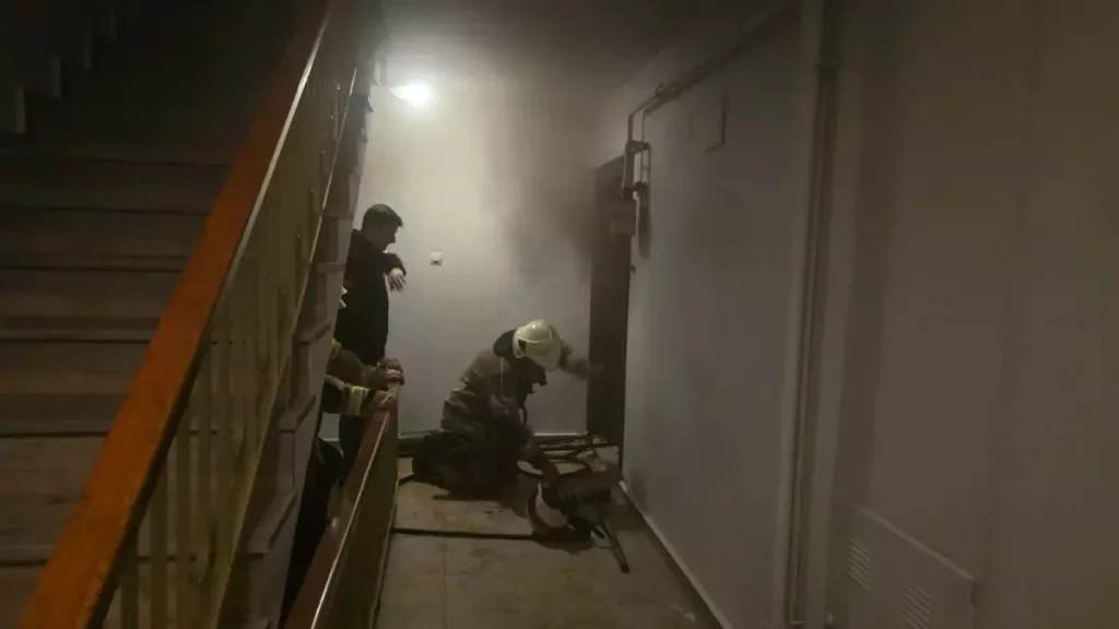 2 Nci Kattaki Ev Yanginda Zarar Gordu 19244466 Amp - Yazar Kadın