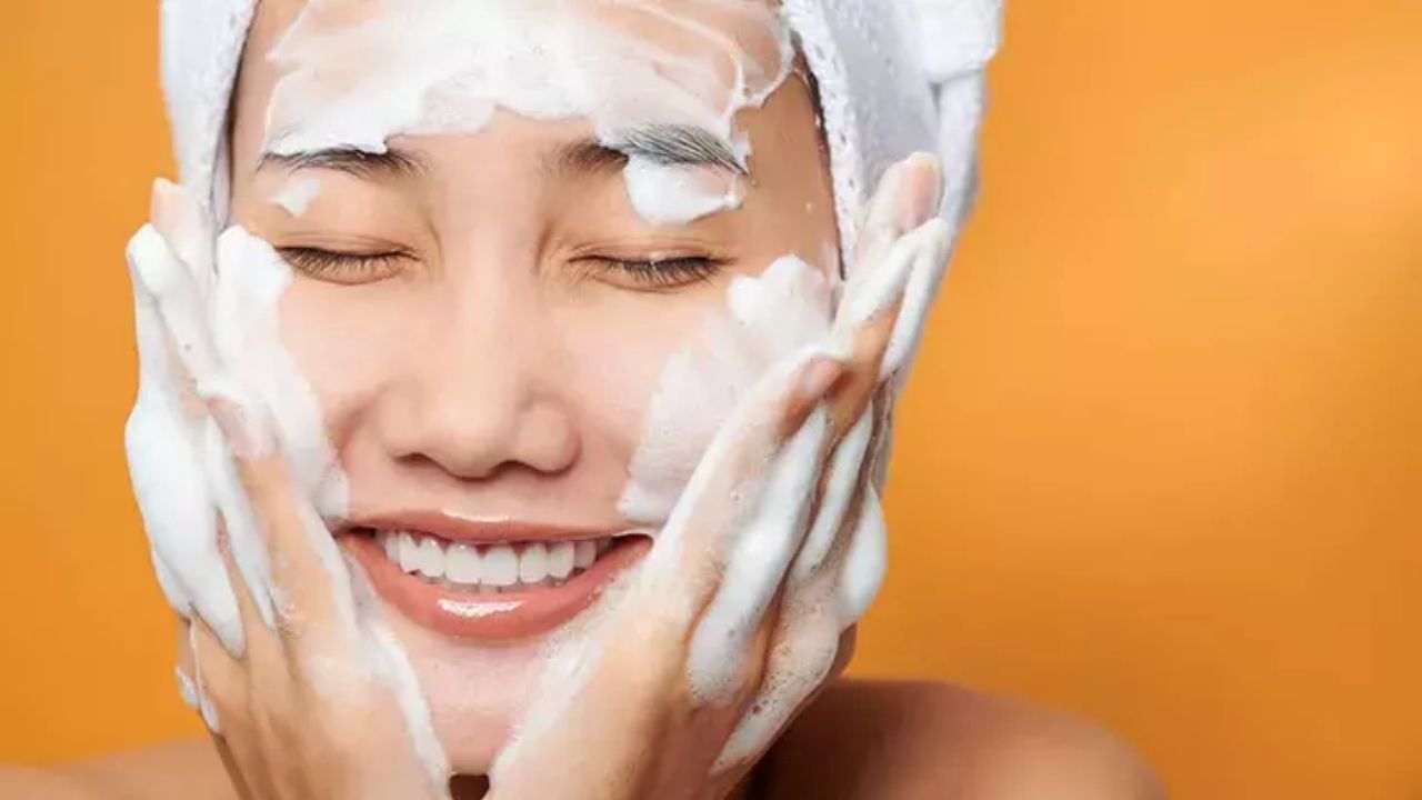 Cilt Güzelliğinin Sırları Işıldayan Bir Cilt İçin Altın Kurallar - Yazar Kadın