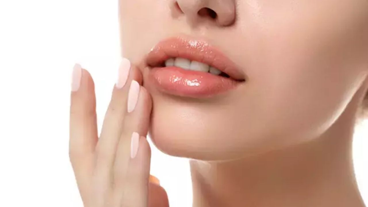 Dudaklar İçin Doğal Dolgunlaştırıcı Tek Damlasıyla Mucize - Yazar Kadın