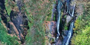 Düzce’de Güzeldere Şelalesi Sonbaharın Renk Cümbüşüyle Büyülüyor