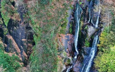Düzce’de Güzeldere Şelalesi Sonbaharın Renk Cümbüşüyle Büyülüyor