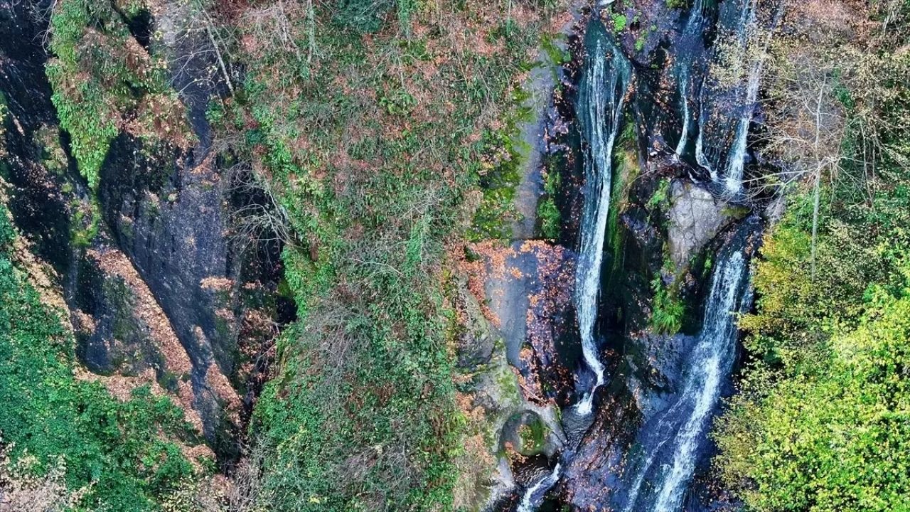 Düzce’de Güzeldere Şelalesi Sonbaharın Renk Cümbüşüyle Büyülüyor - Yazar Kadın