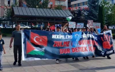 Erzurum’daki Sağlık Çalışanları Gazze İçin Yağmurlu Havada Yürüdü