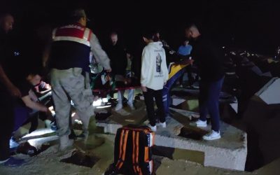 Genç kız denize düştü, hemen hastaneye kaldırıldı.