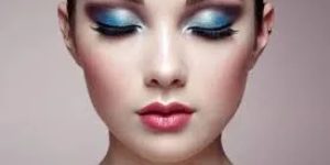 Kadın Makyaj Trendleri: 2025’te Doğallık, Işıltı ve Zarafet Ön Planda