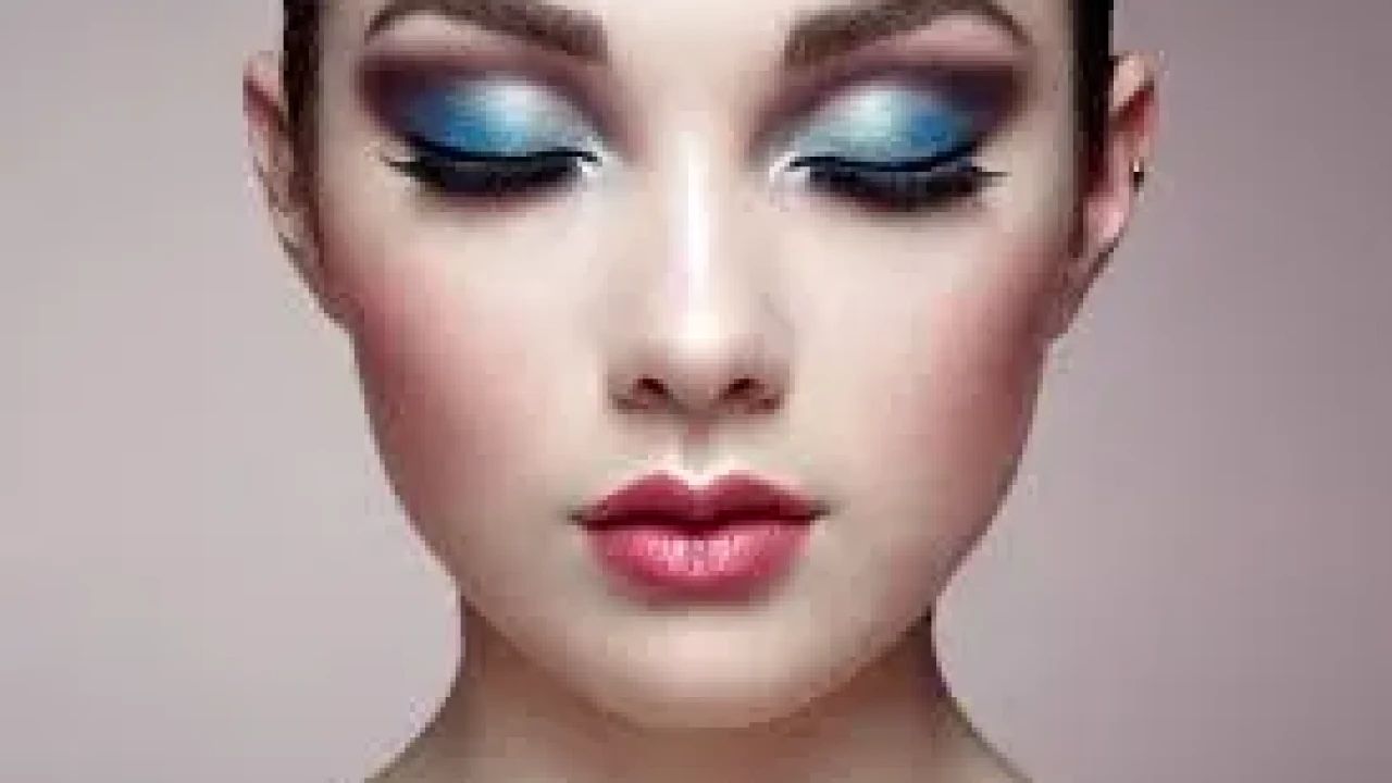 Kadın Makyaj Trendleri 2025’te Doğallık, Işıltı Ve Zarafet Ön Planda - Yazar Kadın