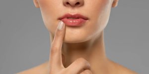 Kadınlarda Dudak Kaldırma Yöntemlerinde Riskler ve Avantajlar