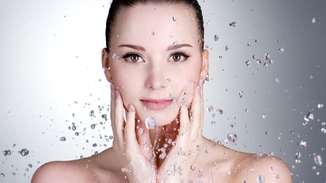 Pürüzsüz Ve Parlak Bir Cilt İçin Su Tüketiminin Önemi - Yazar Kadın