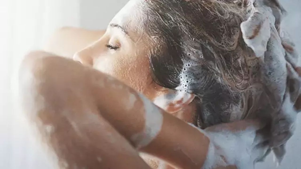 Saç Yıkarken Yapılan Hatalara Dikkat! İkinci Şampuanı 30 Saniye Bekletin - Yazar Kadın