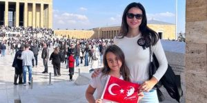Zeynep Demirel, kızı Yeda ile Anıtkabir’i ziyaret etti: Anne-kızın duygusal paylaşımı büyük ilgi gördü