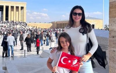 Zeynep Demirel, kızı Yeda ile Anıtkabir’i ziyaret etti: Anne-kızın duygusal paylaşımı büyük ilgi gördü
