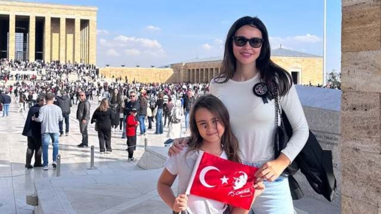 Zeynep Demirel, Kızı Yeda Ile Anıtkabir’i Ziyaret Etti Anne Kızın Duygusal Paylaşımı Büyük Ilgi Gördü - Yazar Kadın
