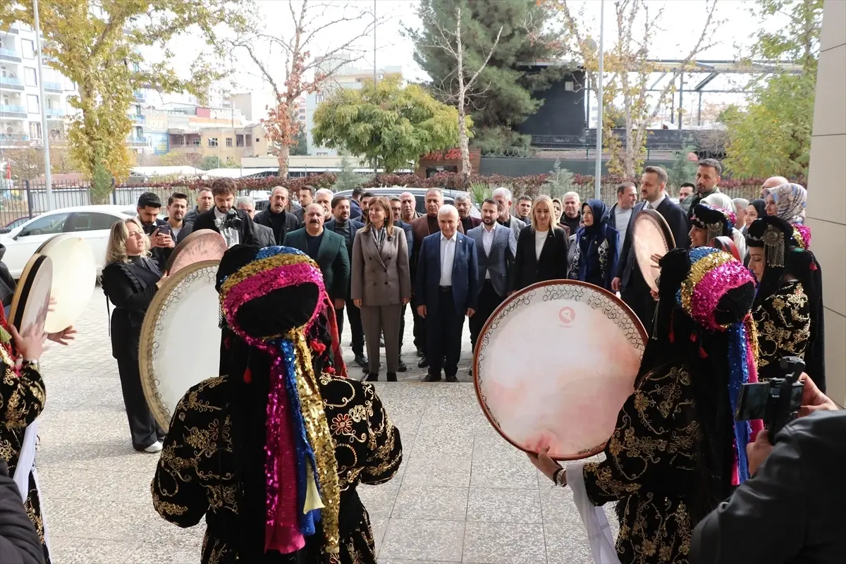 Ak Parti Genel Merkez Kadin Kollari Insan Hak 19308937 Amp - Yazar Kadın