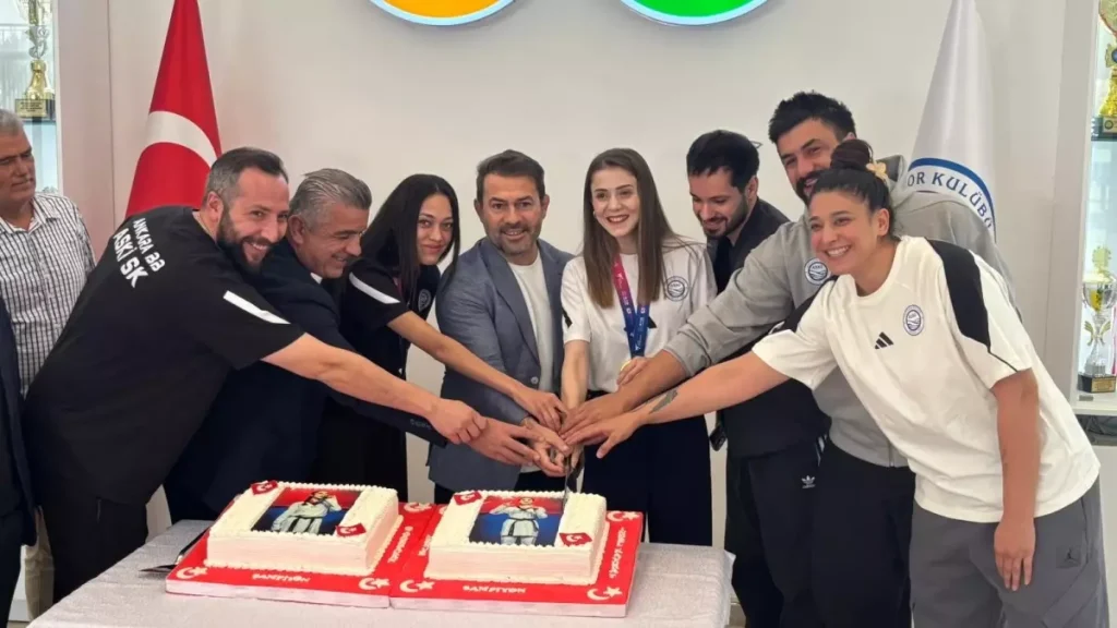 Aski Spor Dunya Sampiyonu Tekvandocularini 19229530 Amp - Yazar Kadın