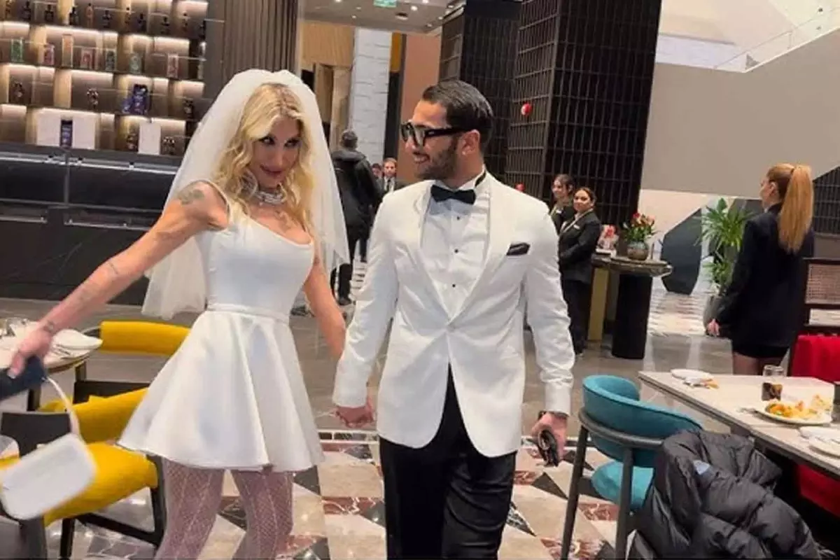 Ayrilik Uzun Surmedi Irem Derici Den Sasirtan 19231656 5001 Amp - Yazar Kadın