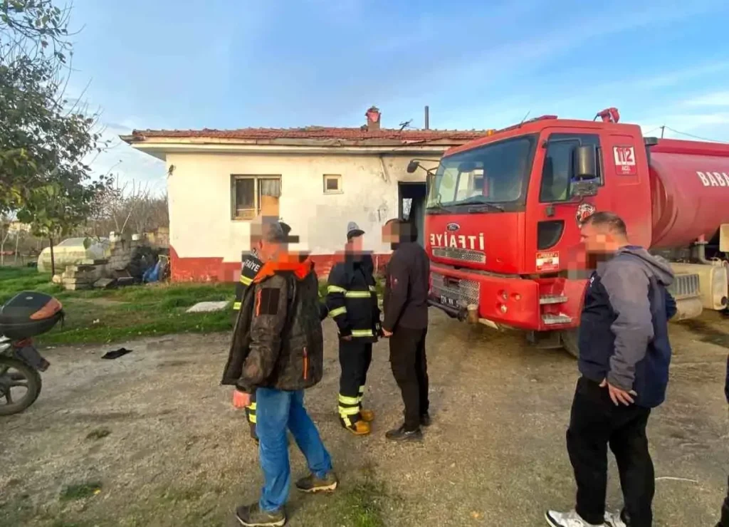 Eski Esi Ile Kiz Arkadasinin Yasadigi Evi Ate 19300132 Amp - Yazar Kadın