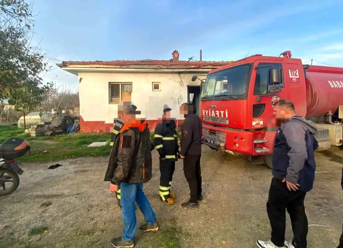 Eski Esi Ile Kiz Arkadasinin Yasadigi Evi Ate 19300132 Amp - Yazar Kadın