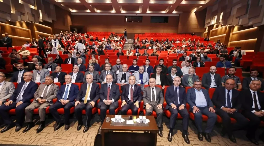 Gaziantep Universitesi Nde Ailenin Gelecegi 19226514 Amp - Yazar Kadın