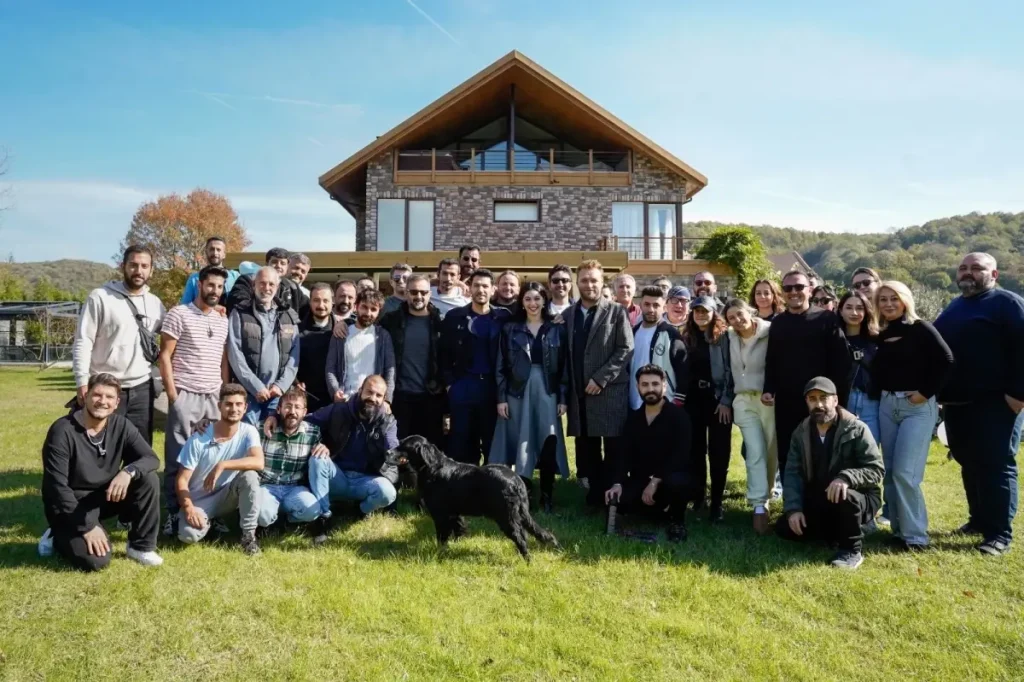 Guller Ve Gunahlar Setinden Neseli Kare 19208812 Amp - Yazar Kadın