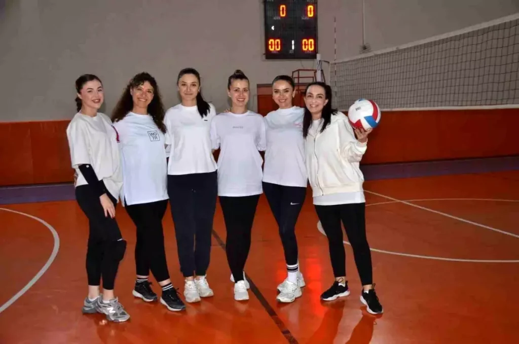 Kadin Ogretmenlerden Olusan Voleybol Takimi 19231652 Amp - Yazar Kadın