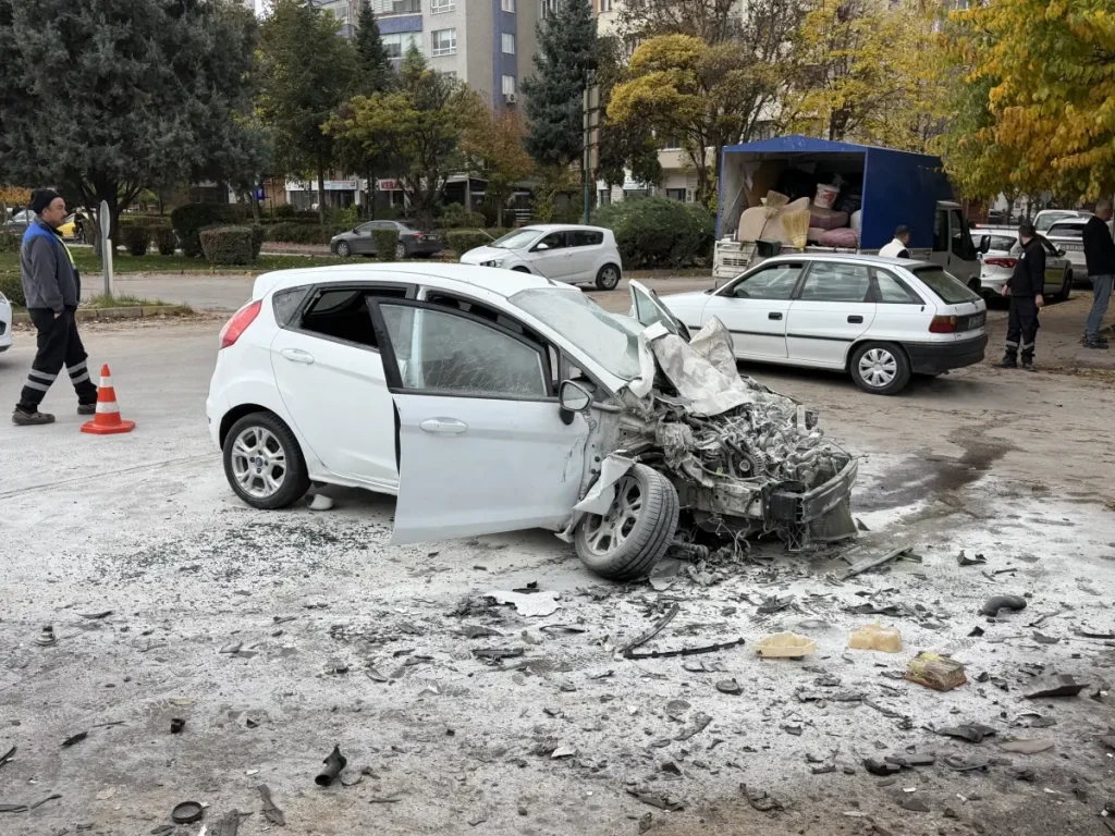 Kamyona Carpan Otomobilin Surucusu Oldu 19249255 Amp - Yazar Kadın