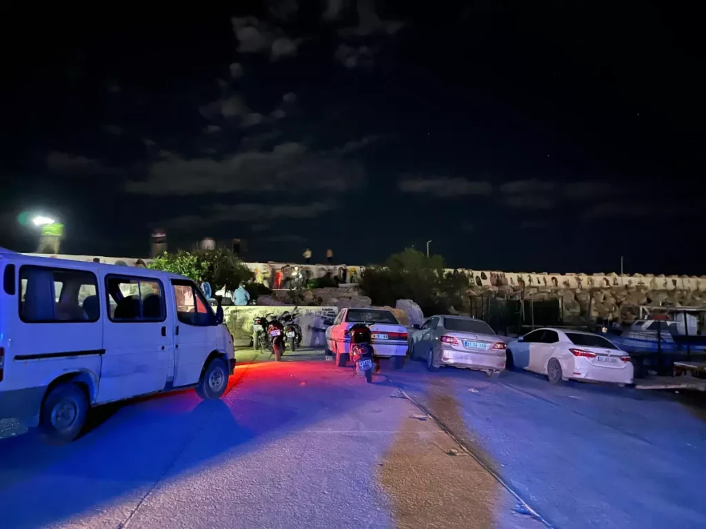 Kayaliklarda Yururken Denize Dusup Agir Yaral 19210099 Amp - Yazar Kadın