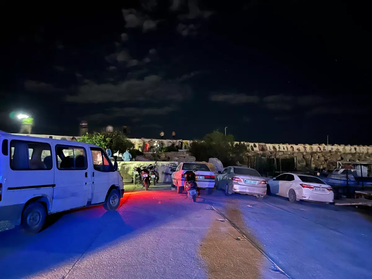 Kayaliklarda Yururken Denize Dusup Agir Yaral 19210099 Amp - Yazar Kadın