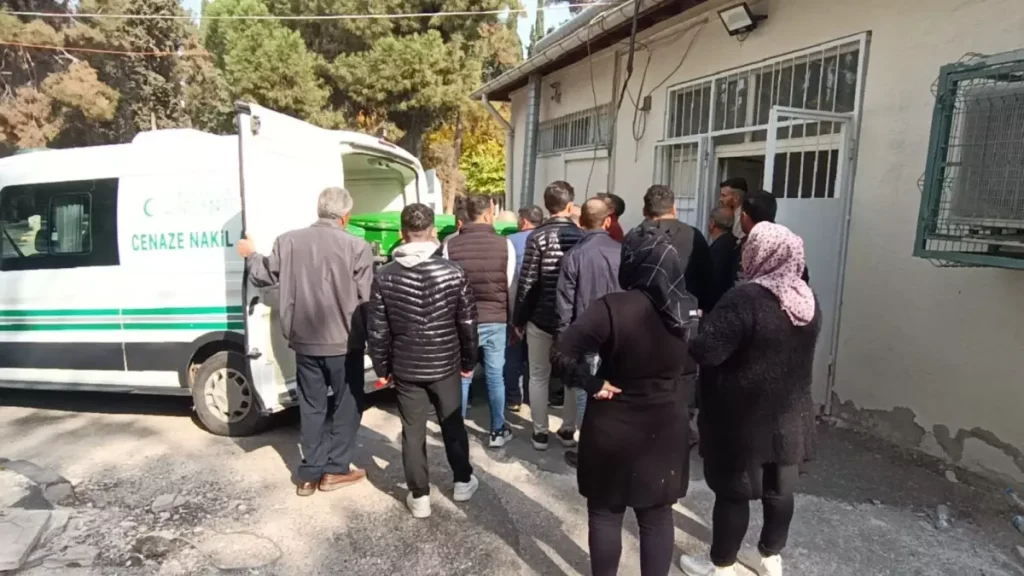 Kazada Annesi Ve Yengesiyle Birlikte Olen Sur 19225396 Amp - Yazar Kadın