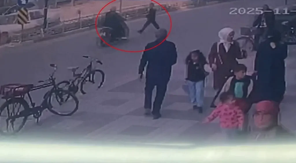 Motosikletin Carptigi Yaya Yaralandi Kaza Kam 19226234 Amp - Yazar Kadın