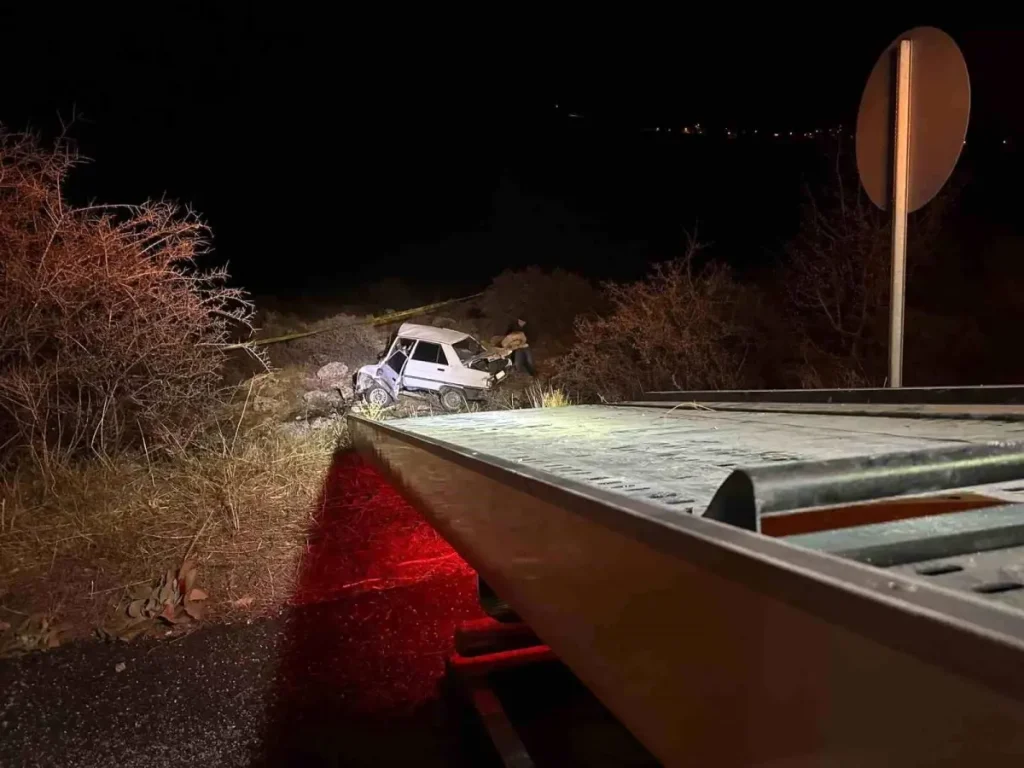 Otomobil Kayaliklara Carpti 1 Olu 1 Yarali 19296191 Amp - Yazar Kadın