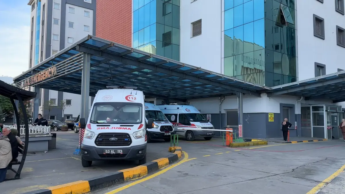 Rize De Yurtta Tatli Yiyen 40 Ogrenci Hastane 19281003 Amp - Yazar Kadın