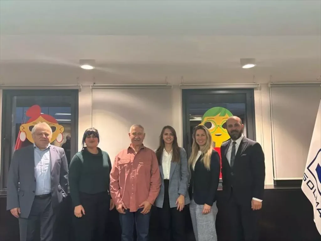 Solmaz Playground Moet Hennessy Cfo Su Tuba U 19264425 Amp - Yazar Kadın