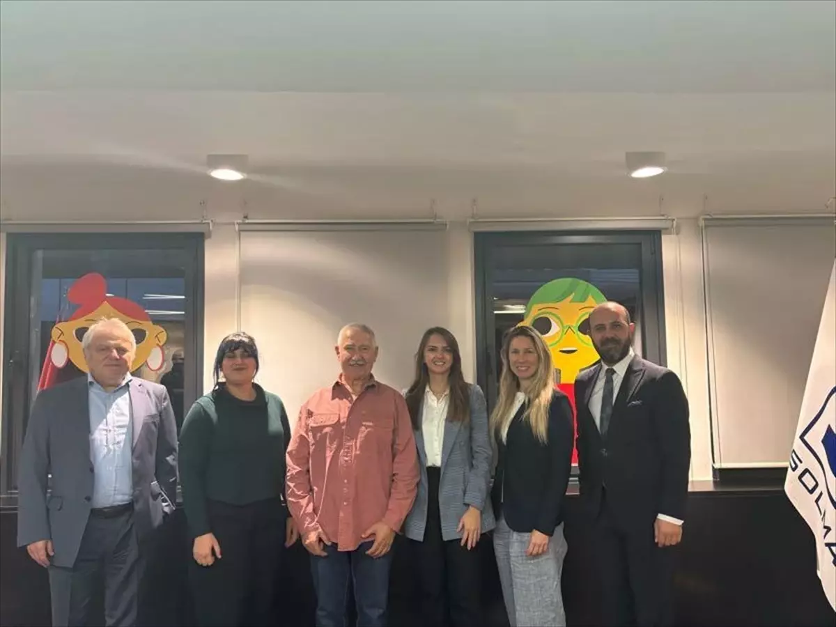 Solmaz Playground Moet Hennessy Cfo Su Tuba U 19264425 Amp - Yazar Kadın