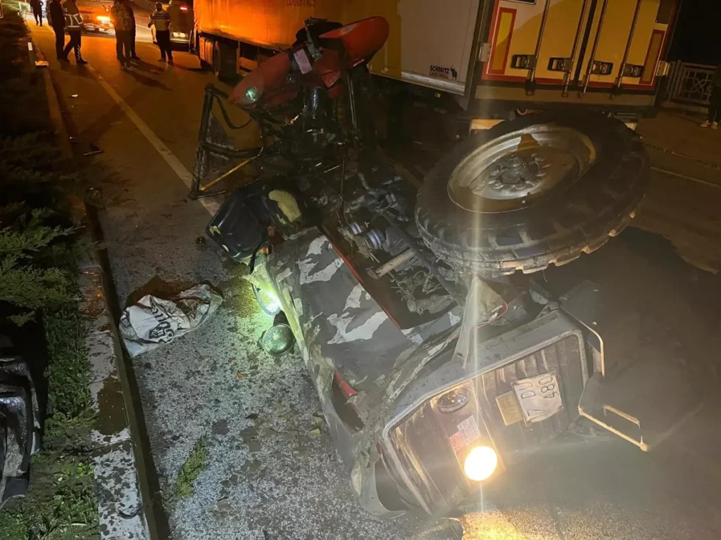 Tir Ile Carpisan Traktorun Surucusu Ve Esi Ol 19252473 Amp - Yazar Kadın