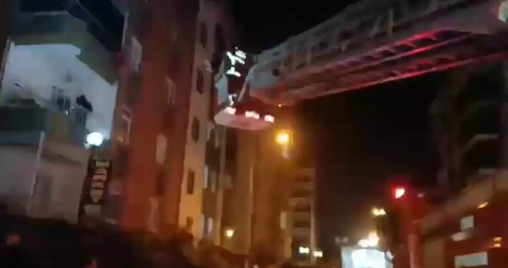 Yanan Evin Balkonunda Mahsur Kalan Cocuk 19231285 Amp - Yazar Kadın